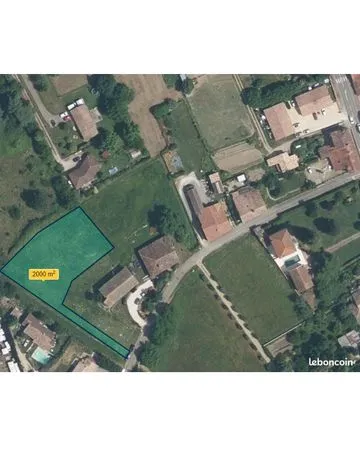 Terrain constructible plat 2200m2 proche à pied de commodités