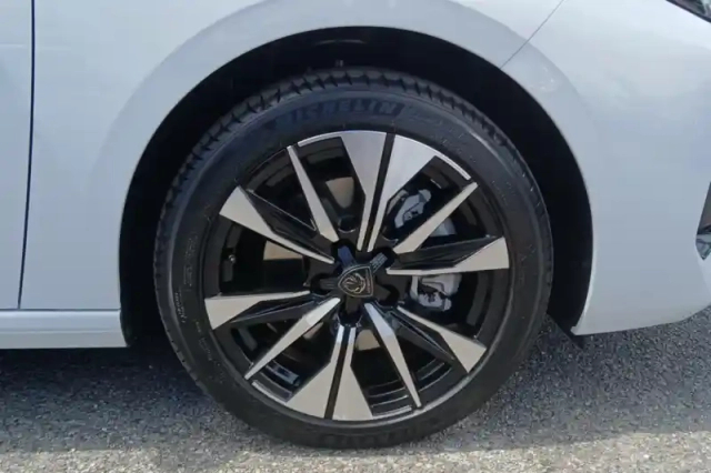 Peugeot 308 hybrid 145 e-dcs6 — photo 15