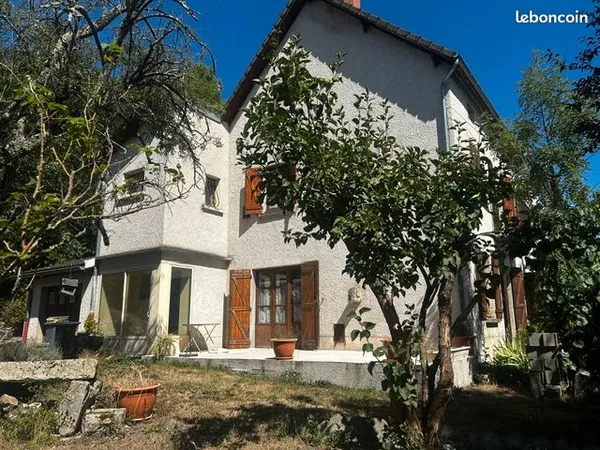 Maison mitoyenne sur un côté à cusset - à remettre au goût du jour -
