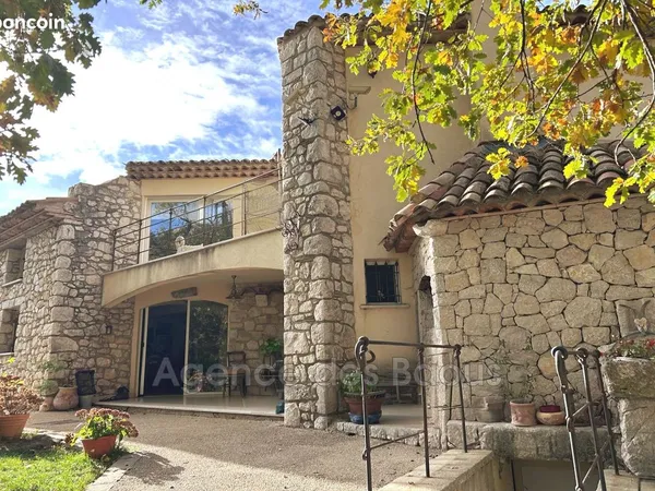 Maison 6 pièces 222 m²