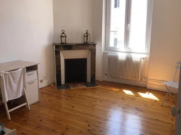 F3 63m2 centre ville ( 5 min de Jaude) traversant ensoleillé avec parking