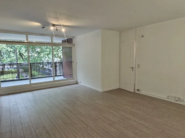 Superbe T4 traversant de 99m2 avec 3 chambres, 1 terrasse et 1 cave