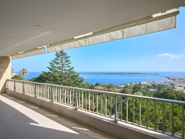 Cannes Californie 4 pièces rénové vue mer, piscine, garage, parking, cave