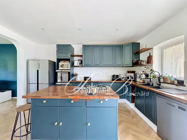 Vous recherchez de l'espace, du calme et aucun vis-à-vis ? Découvrez cette maison de 205 m² à Usinen