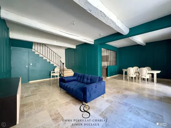 Entre charme, volumes et prestations, une maison de ville au potentiel remarquable avec un extérieur