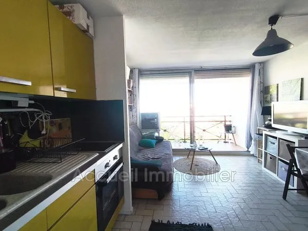 Studio cabine au 1er étage avec parking abrité + cellier privé