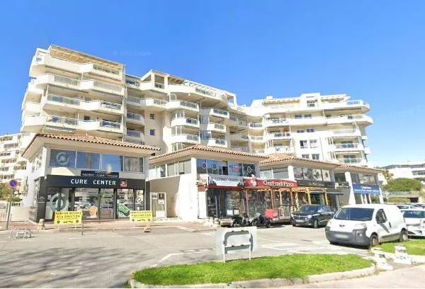 A louer Fréjus, local de 112 m2 proche plage