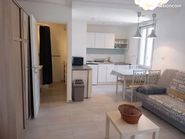 Particulier loue STUDIO MEUBLE très lumineux
