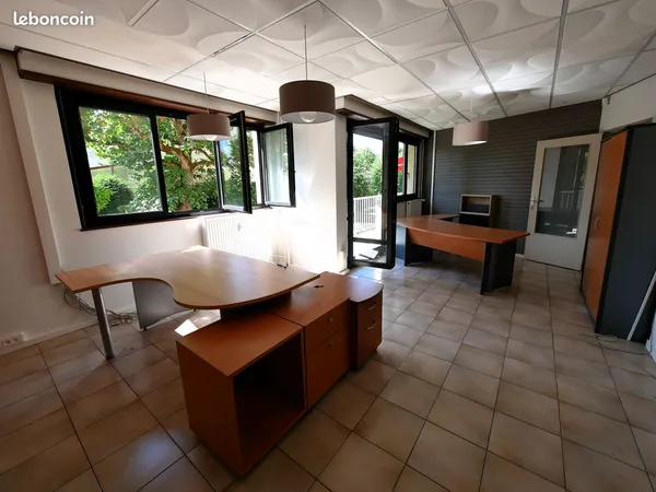 Plateau de 124 m² à transformer en habitation - beaux volumes, balcons et cave