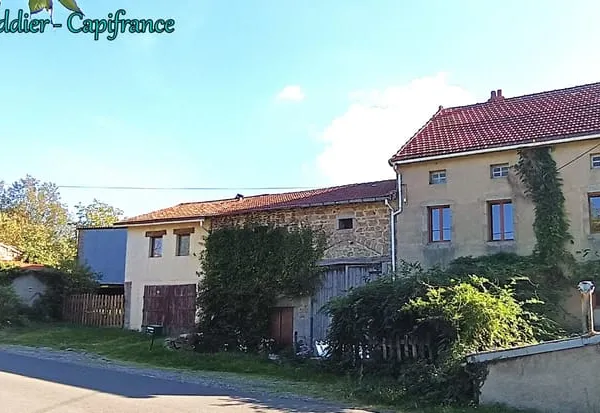 Corps de ferme à vendre 6 pièces - Atelier - Hangar - Dépendances - Terrain 1952 m2 à LACHAUX (63290