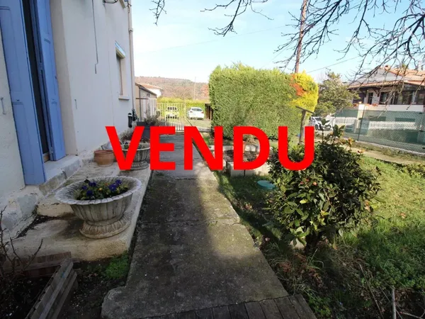 A vendre maison individuelle rénovée avec jardin et terrasse