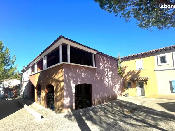 Belle maison sécurisée avec piscine, 3 chambres- salles de bains, grandes terrasses, jardin, balcon-