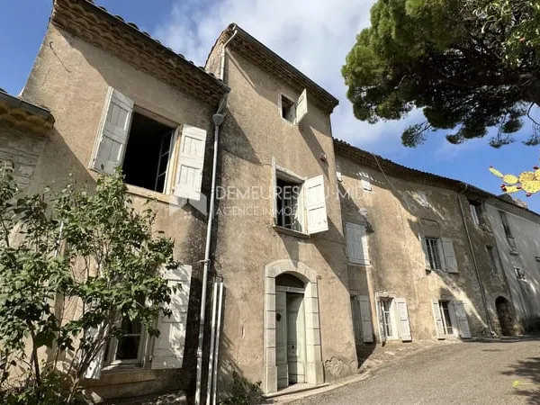 Maison de Maître 9 piéces avec jardin, coeur de village