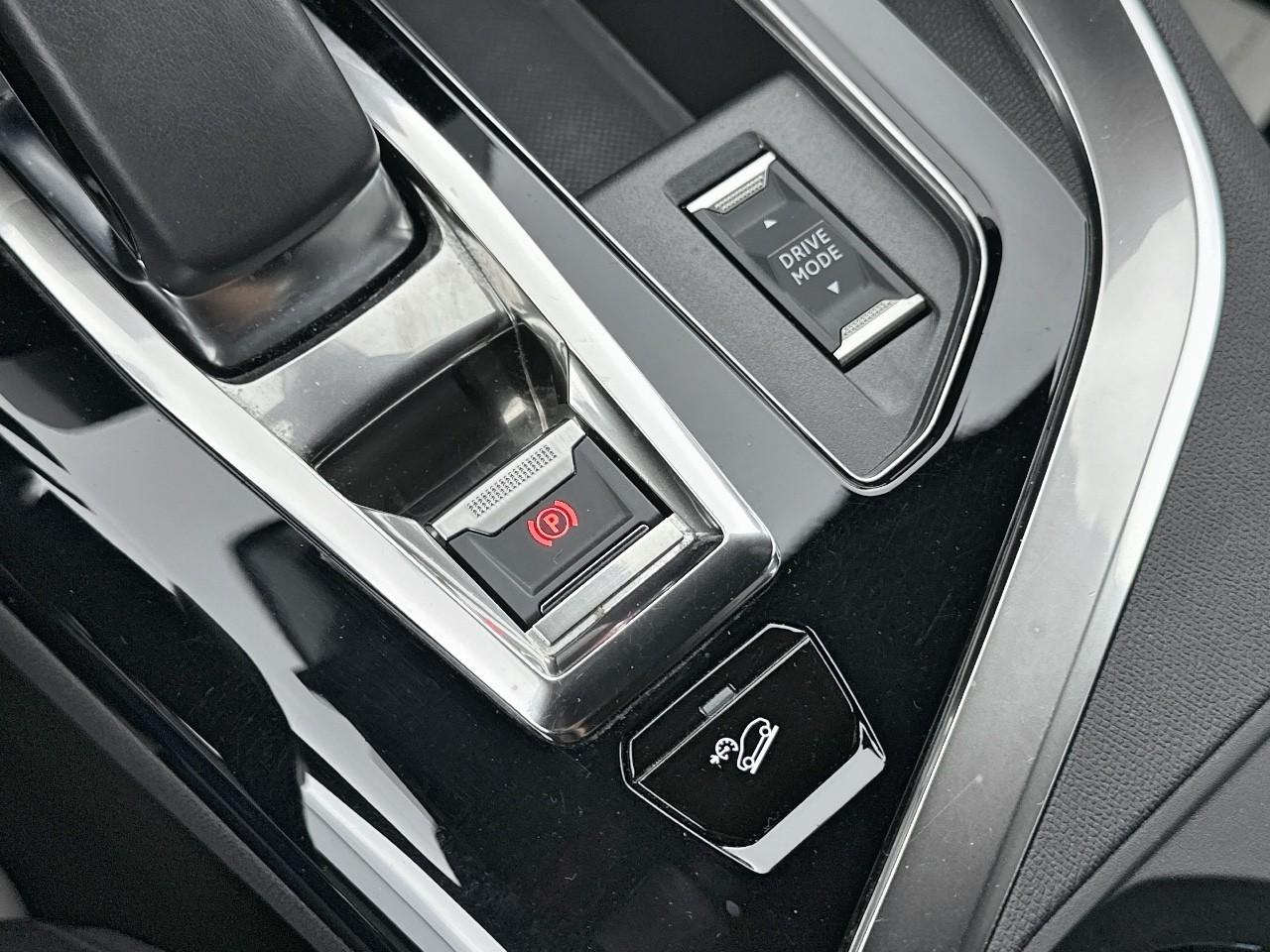 Peugeot 3008 hybrid4 300 e-eat8 gt — photo 31