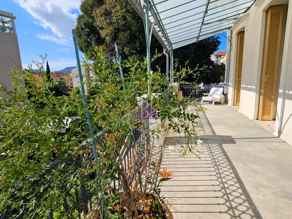 Du cachet pour ce 4 pièces de 143m2 climatisé avec terrasse