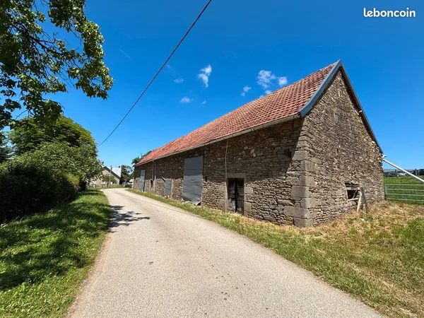 Grange en pierre / Ancienne bergerie à rénover + 3500 m² de terrain au Lonzac
