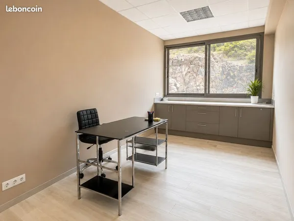 Bureau / Cabinet 17 m² + accueil - 2 à 5 jours/semaine - Tout compris - Parking