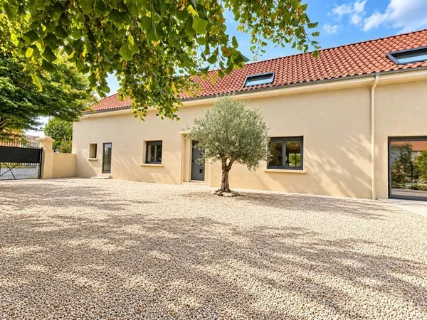 CARACTÈRE, CHARME & ESPRIT CONTEMPORAIN — UNE DEMEURE DE 180 M² À LA RÉNOVATION TRÈS RÉCENTE, PROCHE