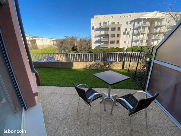 Loue / Location T2 Rénové avec climatisation, jardin et place de parking privative
