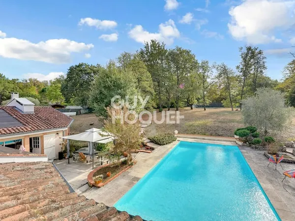 Vacquiers: maison de caractère avec piscine et tennis au coeur de la forêt royale