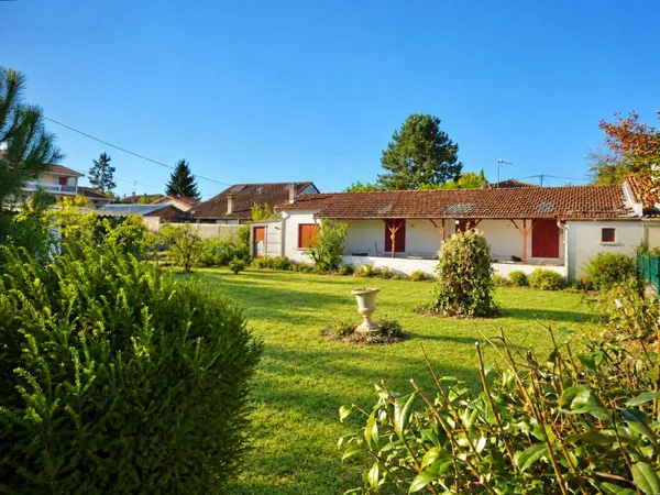 Bègles : terrain arboré de 494 m², tram et parc à pied