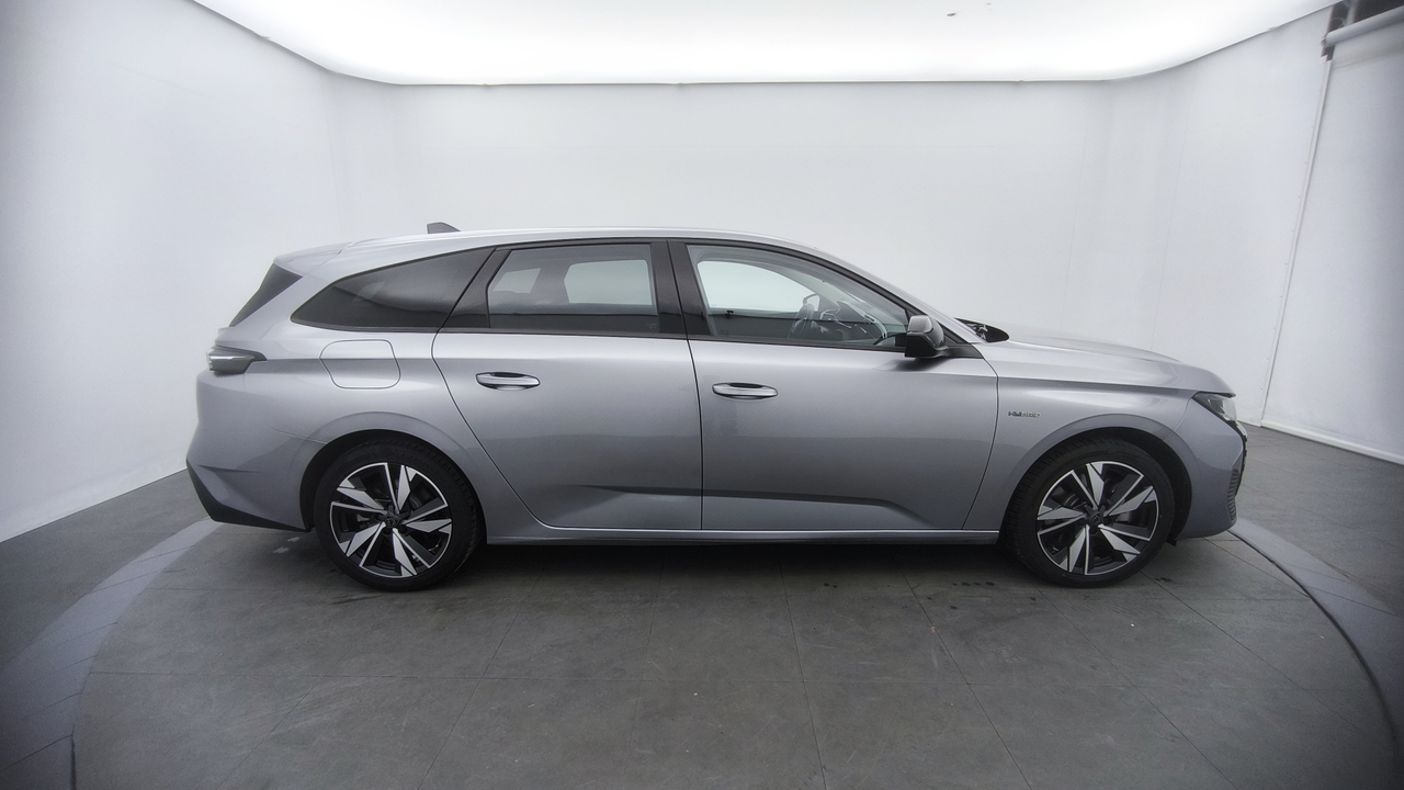 Peugeot 308 SW PHEV 180 e-EAT8 — photo 6