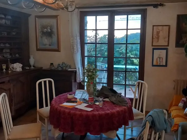 Vence , je recherche 2 dames colocatrices , dans ma grande maison , 150 m carres , grand jardin , te