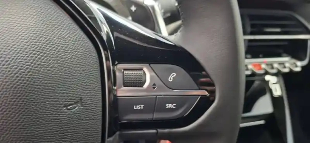 Peugeot 2008 hybrid 145 e-dcs6 — photo 32