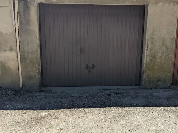 Grand garage