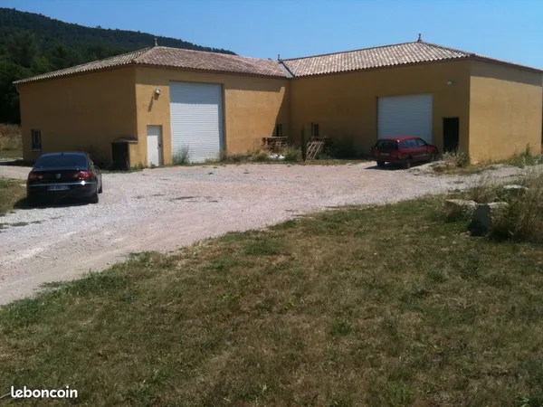 Particulier loue LOCAL à usage d'entrepôt, garage ou atelier avec Mezzanine et Bureau climatisé