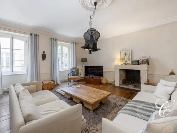 Dinan, coeur historique, appartement de 145m2 entièrement réno