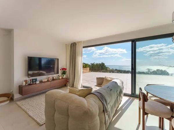 Appartement entièrement rénové à Sète sur le mont Saint Clair côté Sud avec vue Mer, terrasse 110 m2
