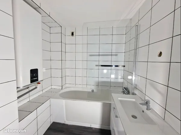 Appartement de 2 pièces (1 chambre séparée + 1 salon + 1 grande cour privée) de 39 m² à louer à Vien