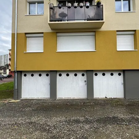 Garage couvert et isolé à louer