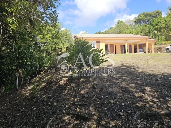 Maison F4 sur 5 071 m2 de terrain, constructible en partie -