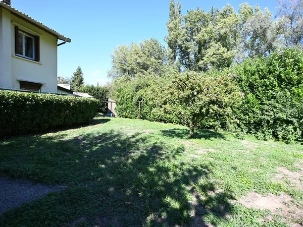 Gières - Appartement traversant T3 rénové avec terrasse et jardin