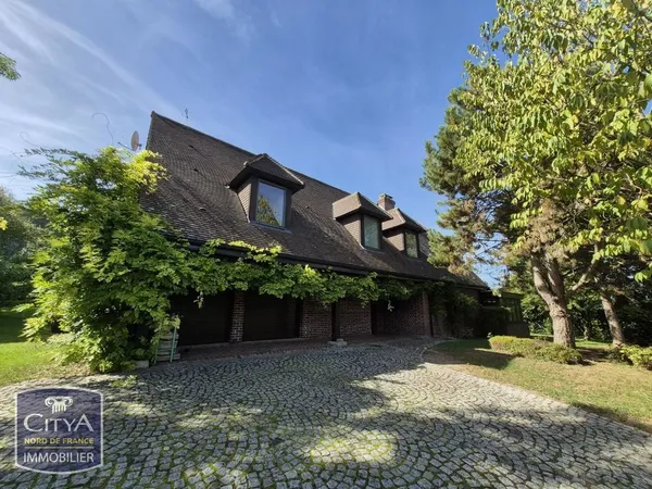 SUPERBE MAISON INDIVIDUELLE DE 272 m² AVEC PISCINE, JARDIN ET JACUZZI