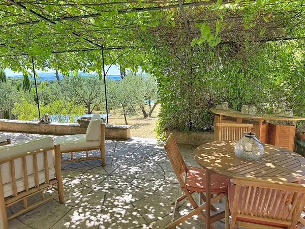 Vaugines village - emplacement unique avec vue, piscine, au calme, au coeur du village