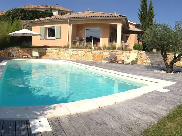 Villa 145 m2 habitables sur 1.200 m2 de terrain avec piscine