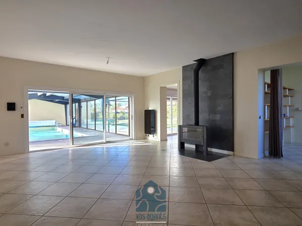 Villa de plain-pied 6 pièces avec piscine couverte, garage, carport et terrain constructible