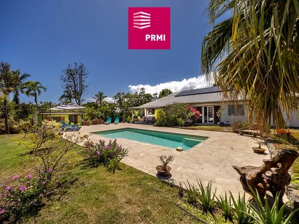 Saint-Gilles-les-Bains : Villa T6 + dépendance, volumes généreux sur grande parcelle de 1 300 m² dan