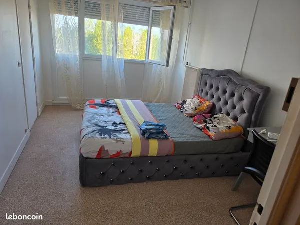 Chambre meublée