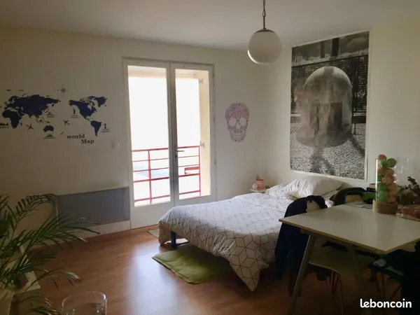 Studio avec balcon, ascenseur et copropriété entretenue