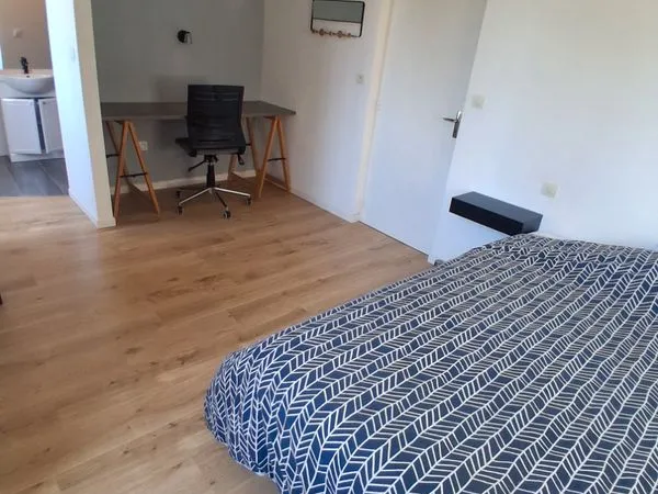 Chambre meublée dans collocation
