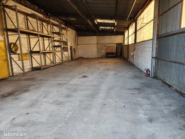 Hangar local artisan stockage env 200m2