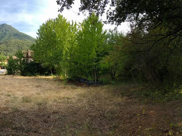 Terrain constructible avec cabanon en pierres - Hautes-Alpes