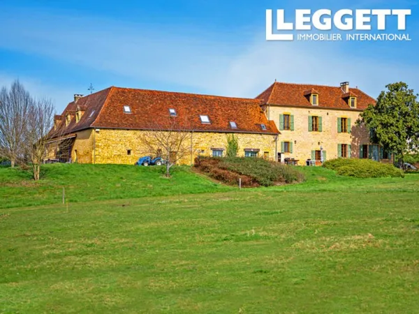 Ancienne propriété entièrement restaurée autour d'une cour avec piscine et vue imprenable