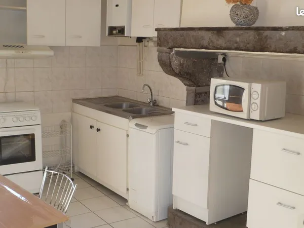 Riom F2-meublé34m²-599 -Chauffage Gaz individuel parking devant GRATUIT