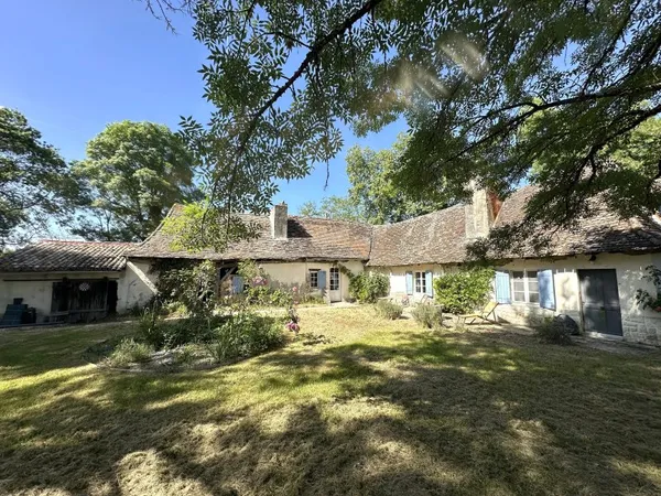 Maison périgourdine de caractère avec dépendances et terrain de plus de 4000 m² - Proche de Montpon-