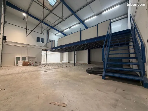 Local d'activité et bureau 330 m²